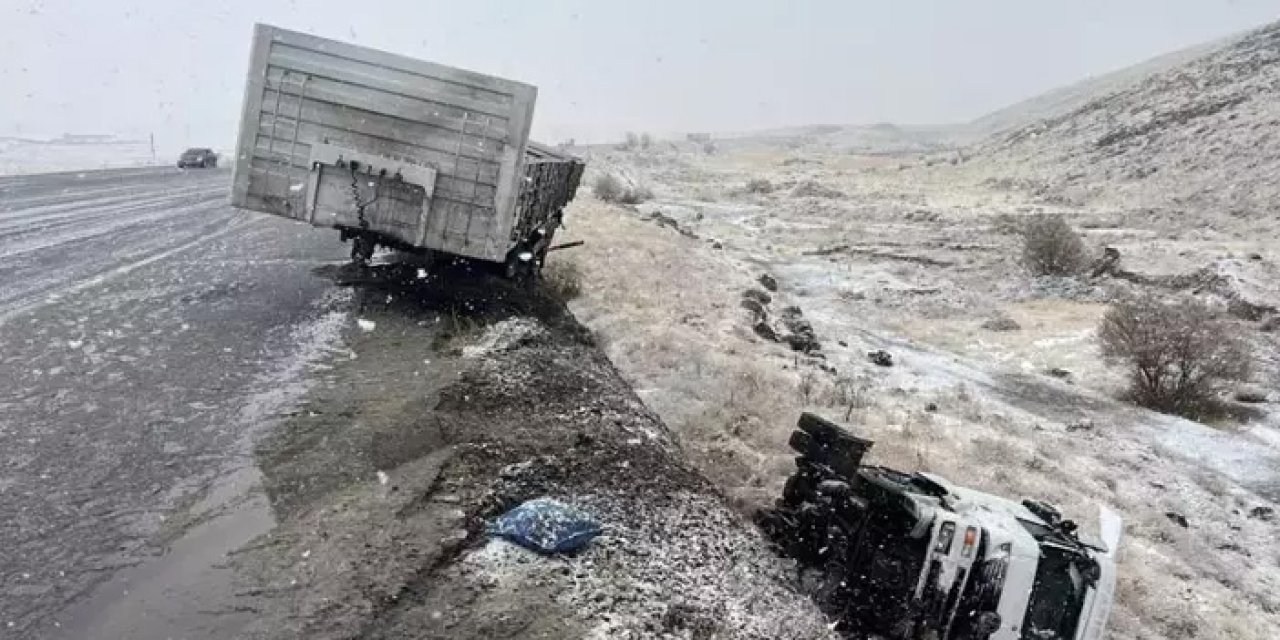 Malatya’da kar kazası: TIR şarampole devrildi