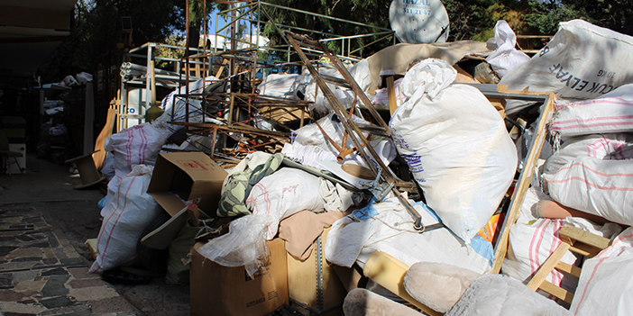 Altındağ’da apartman çöplüğe döndü: Komşular isyan etti