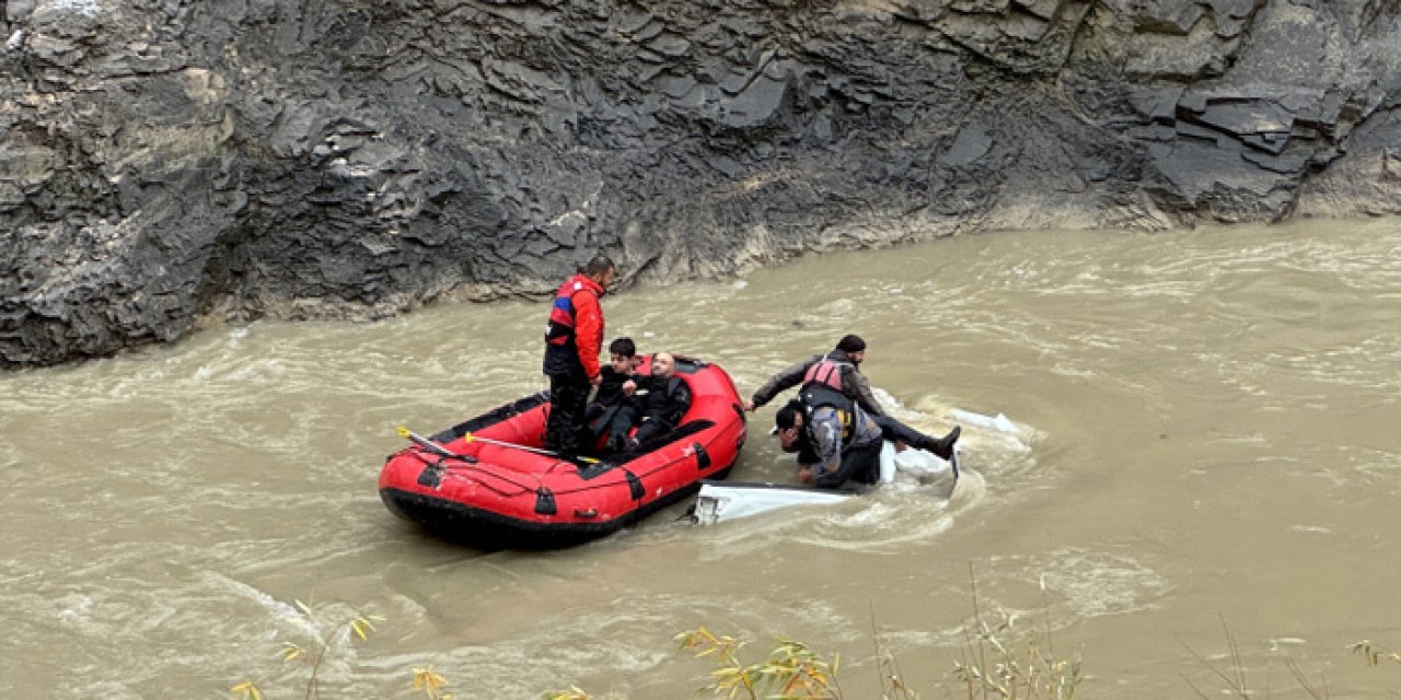 Hakkari’de pikap Zap Suyu’na uçtu: 2 kişi hayatını kaybetti, 2 yaralı