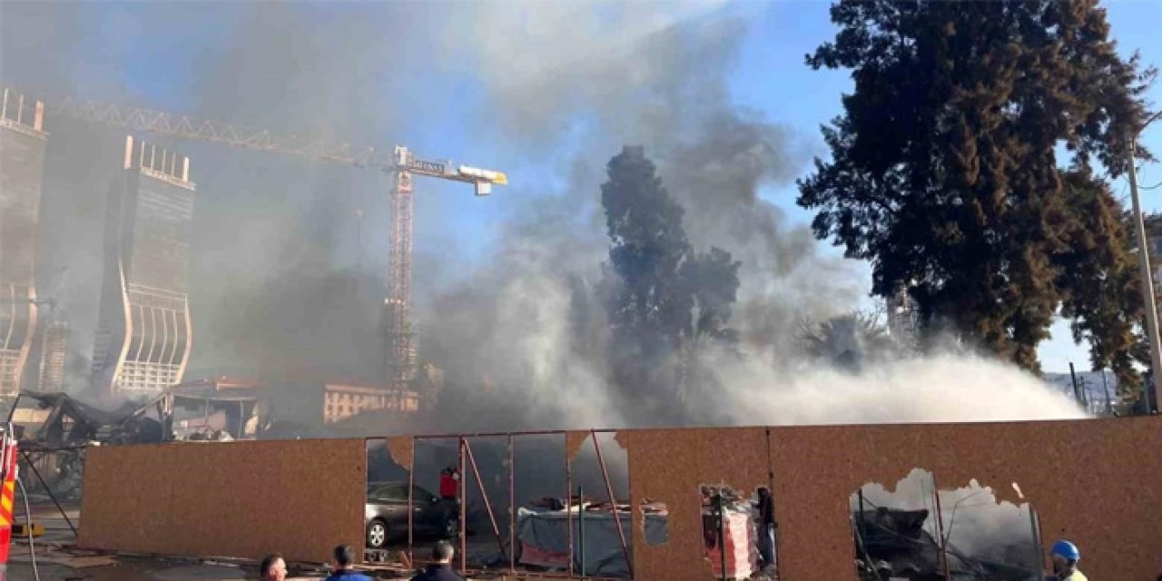 İzmir Bayraklı’da Şantiye Yangını: 22 Konteyner Zarar Gördü