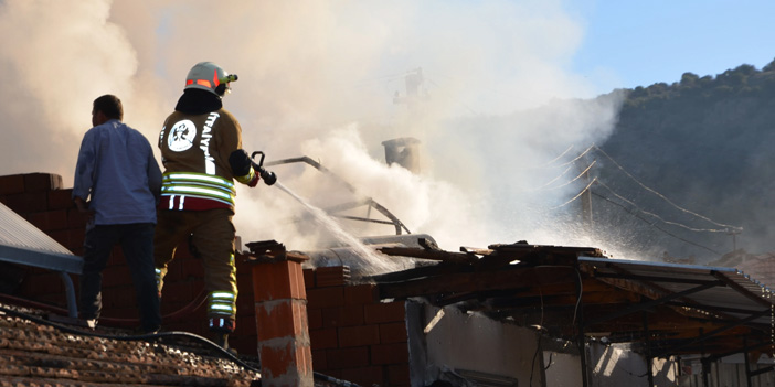 Manisa’da Müstakil Ev Alev Alev Yandı: Ev Tamamen Küle Döndü