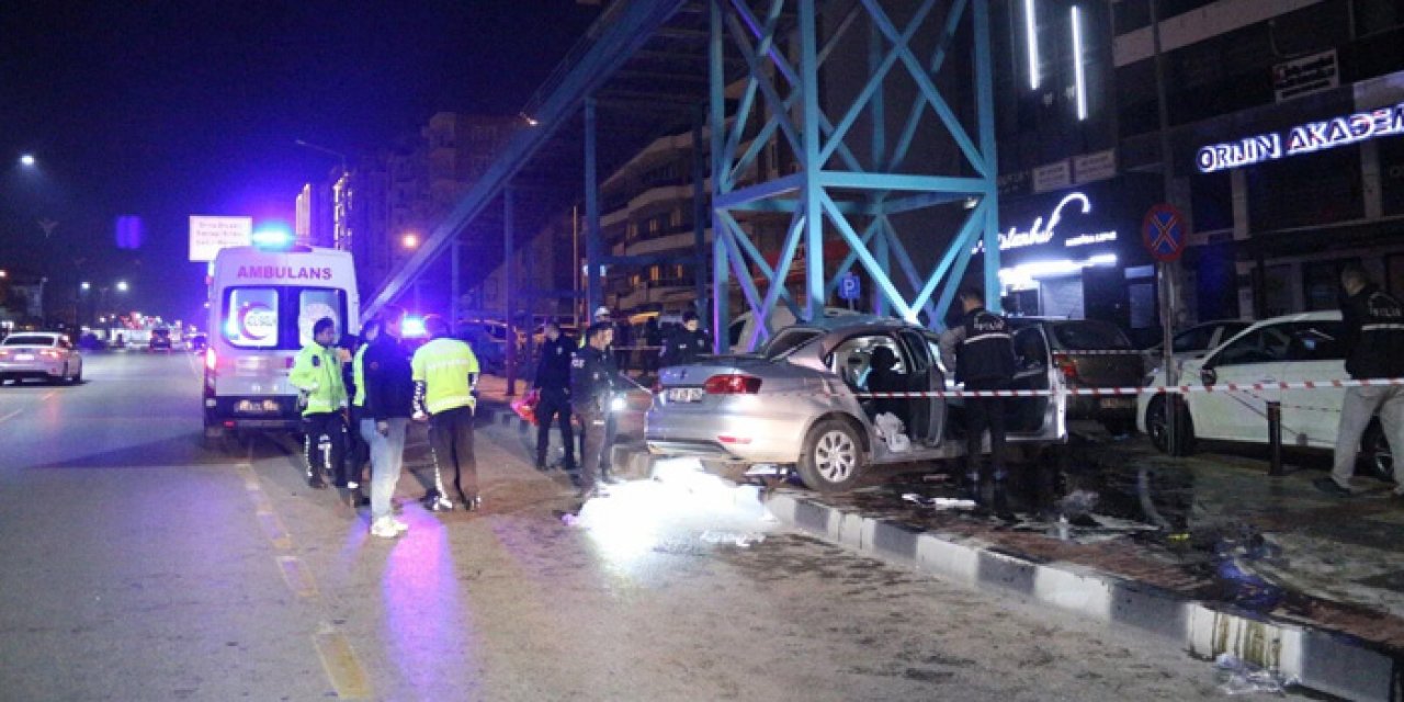 Manisa’da Üst Geçide Çarpan Otomobil: 1 Ölü, 3 Genç Yaralı