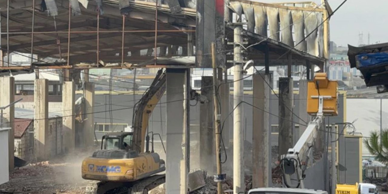 7 kişiye mezar olan parfüm deposu yıkılıyor