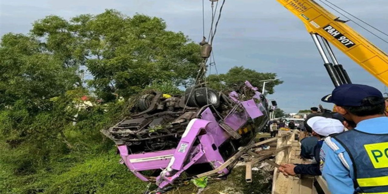 Kamboçya’da Otobüs Nehre Düştü: 13 Ölü, 24 Yaralı