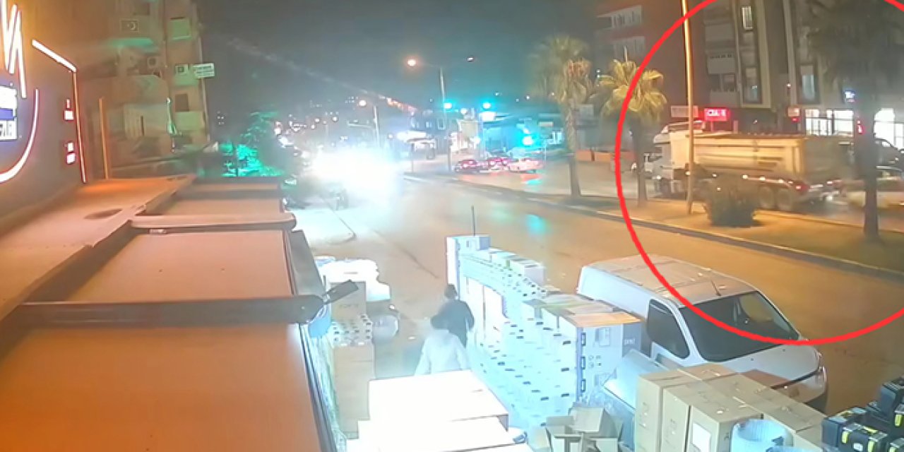 Adana’da kavşakta korku dolu anlar: Otomobil TIR’a çarptı