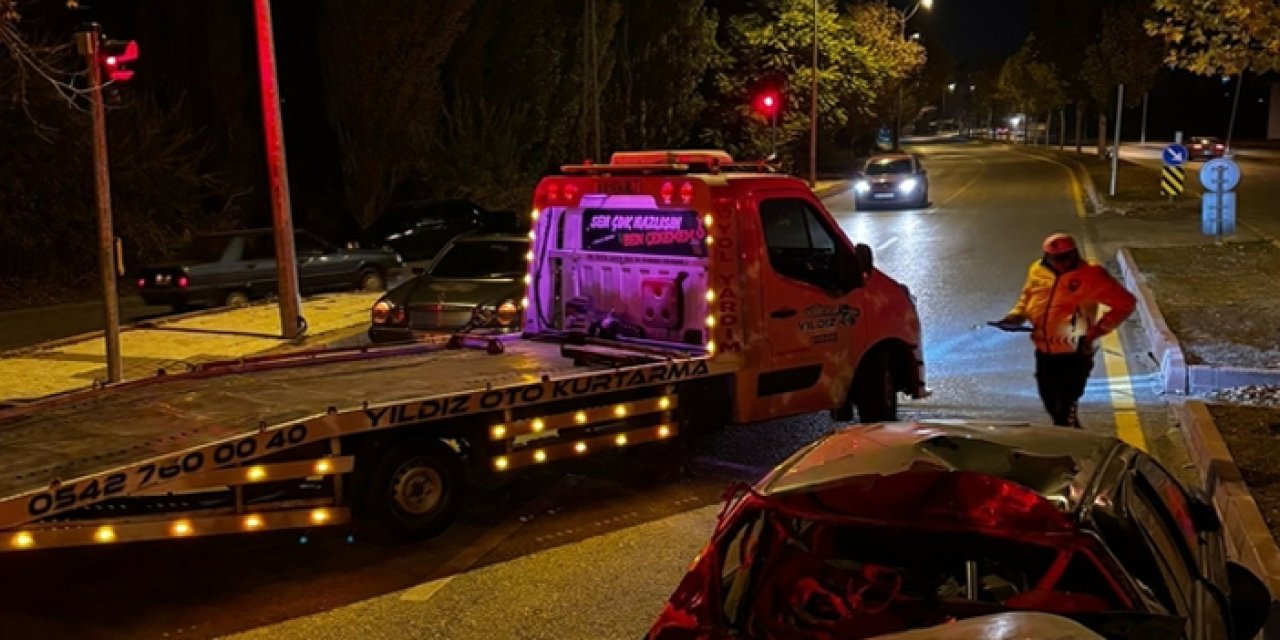 Kırşehir’de otomobil kaldırıma çarpıp devrildi: 1 kişi yaralandı