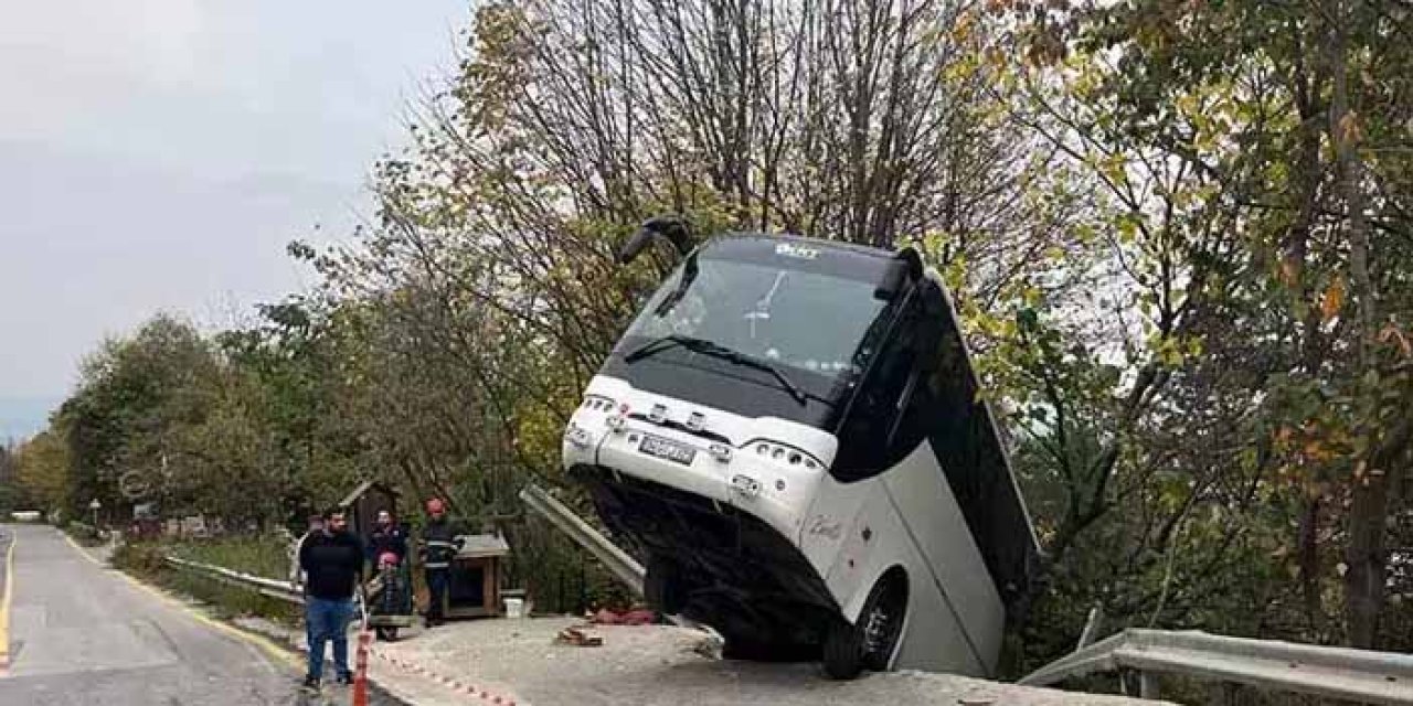 Kocaeli’de tehlikeli anlar: Park halindeki otobüs şarampole kaydı