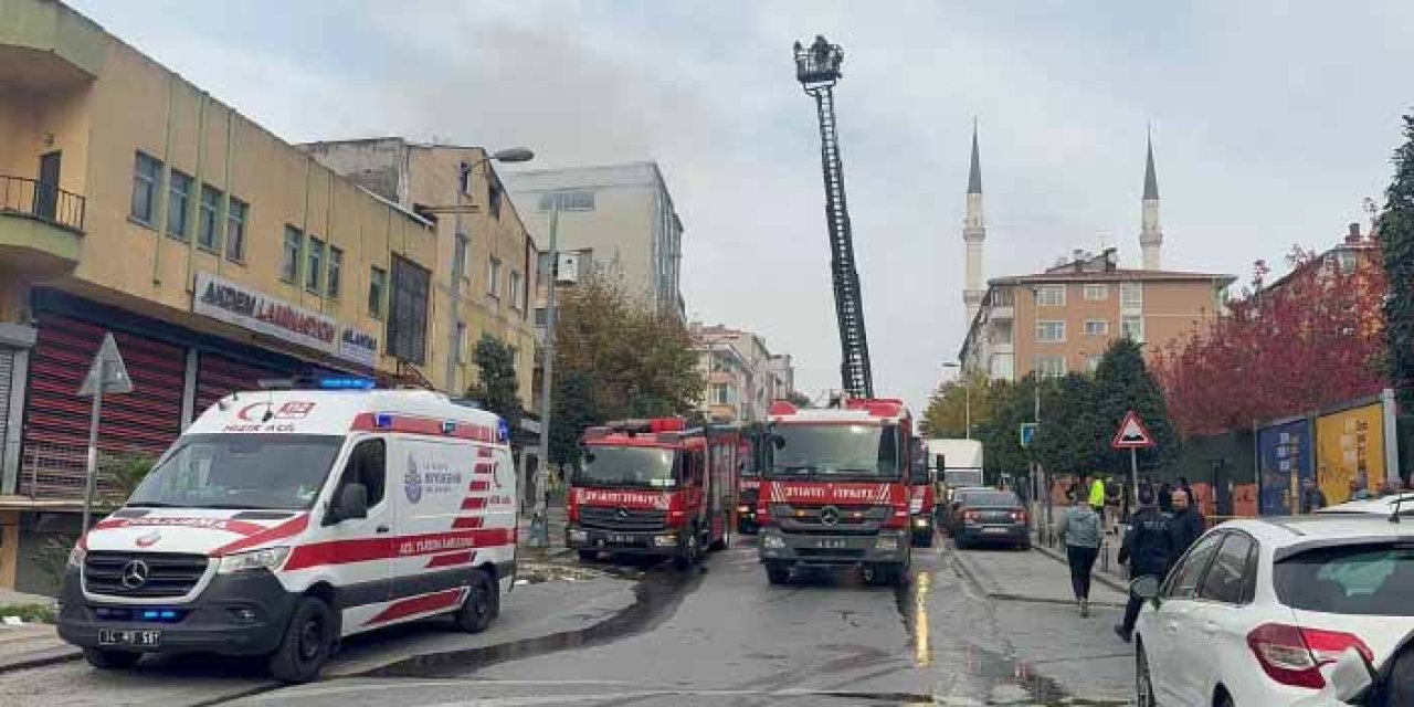 İstanbul’da 3 katlı fabrika yangını: Çatılar küle döndü