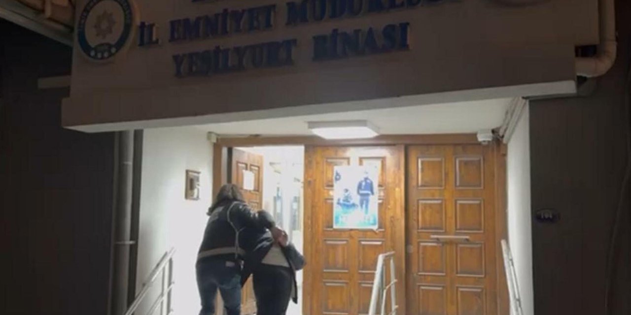 İzmir'de oto galeriye patlattılar: 2 gözaltı