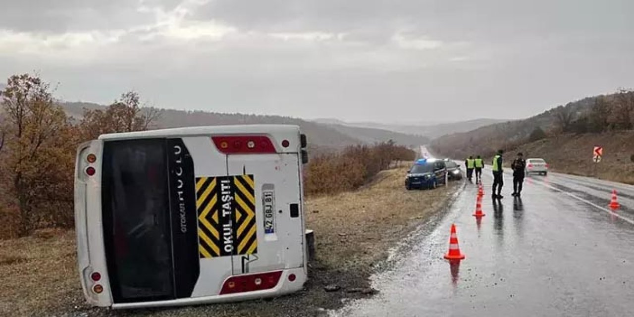 Beyşehir’de korkutan kaza: Okul servisi devrildi, 28 öğrenci yaralandı