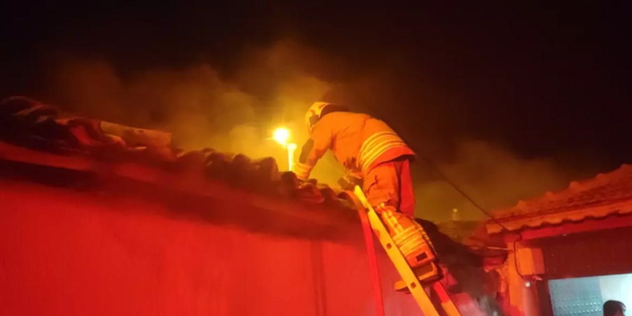 Manisa’da Ev Yangını: Üç Kişi Komşuların Müdahalesiyle Kurtuldu