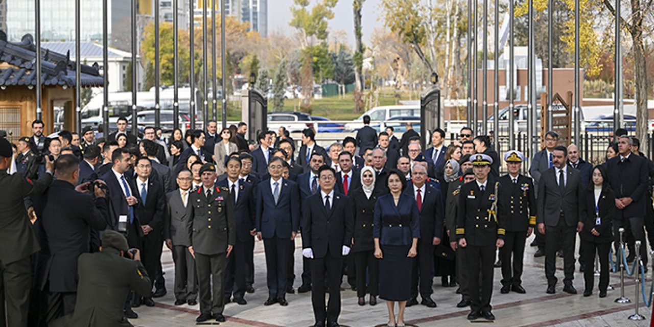 Güney Kore Cumhurbaşkanı Lee, Ankara’daki Türk Askerleri Anıtı’nı ziyaret etti