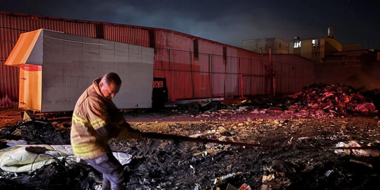 Buca’da Atık Yığınında Yangın: Kamyonet Kül Oldu