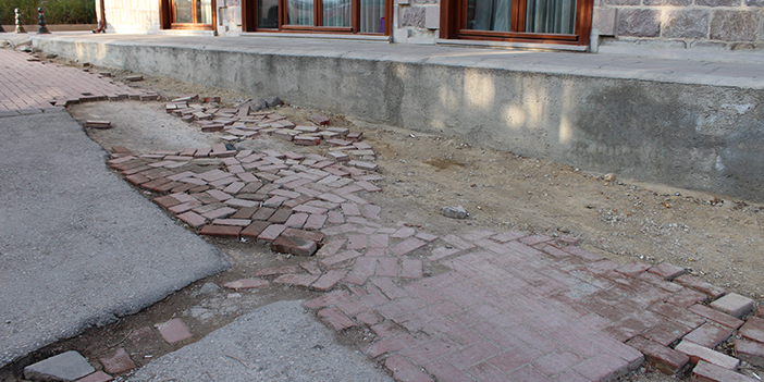 Hacettepe Mahallesi’nde bozuk yol tepkisi: Vatandaşlar onarım bekliyor