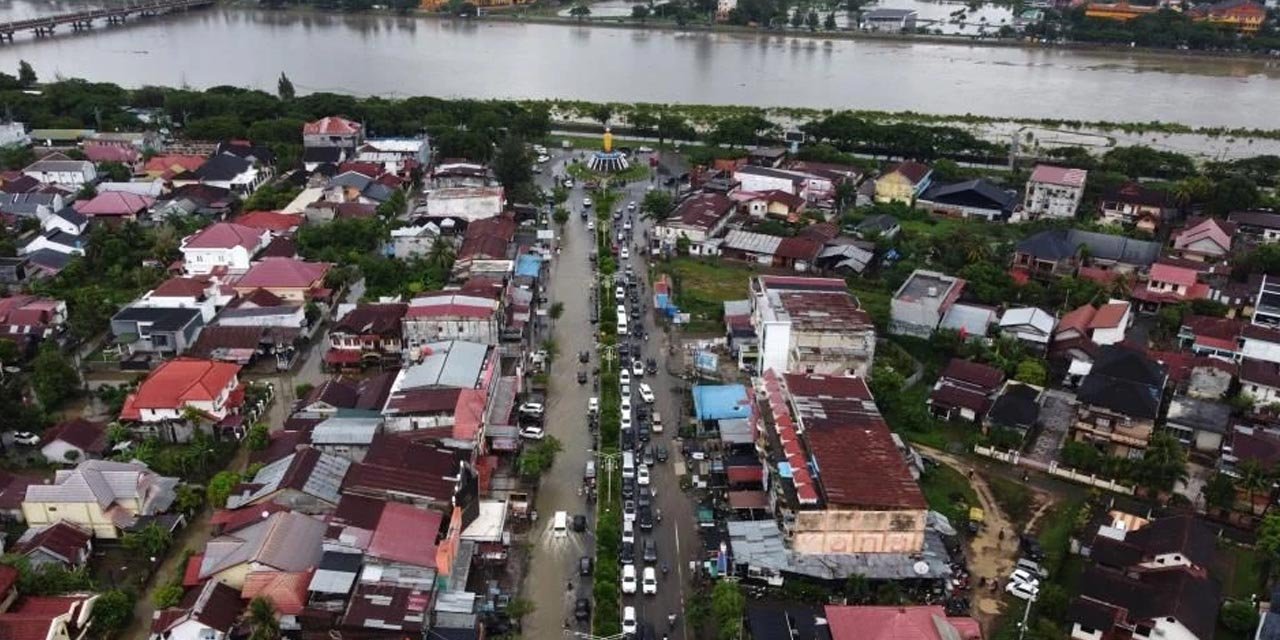 Endonezya’da sel felaketi büyüyor: 49 ölü