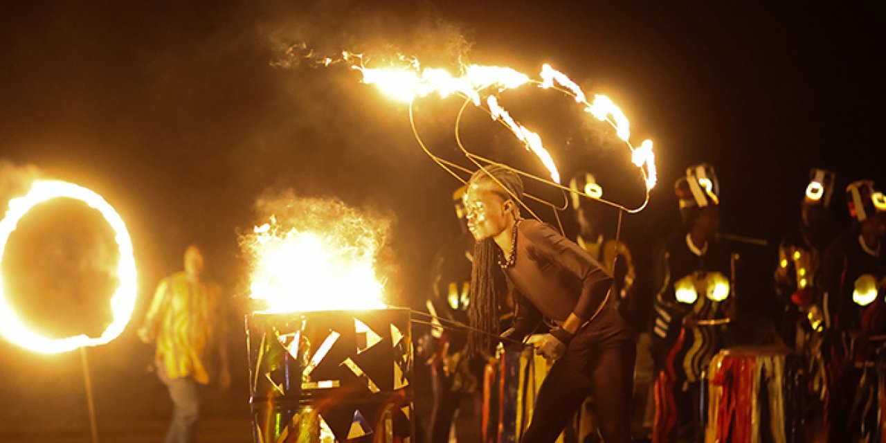 Senegal kıyılarında gece yarısı ateş ve ritimlerin buluştuğu gösteri turistleri büyüledi