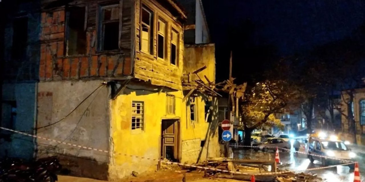 Çanakkale’de Metruk Bina Sağanakta Çöktü