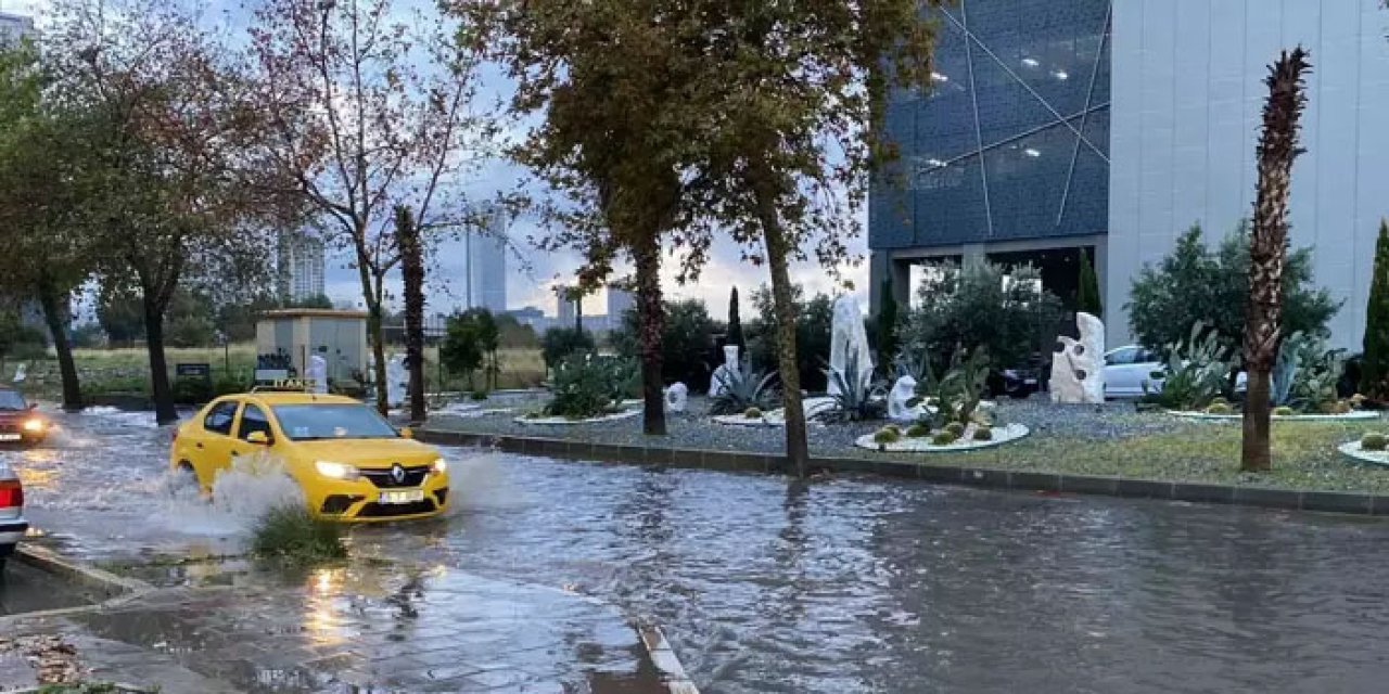 İzmir’de sağanak yağış yolları göle dündürdü