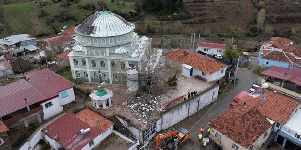 İzmir'de fırtına minareyi yıktı