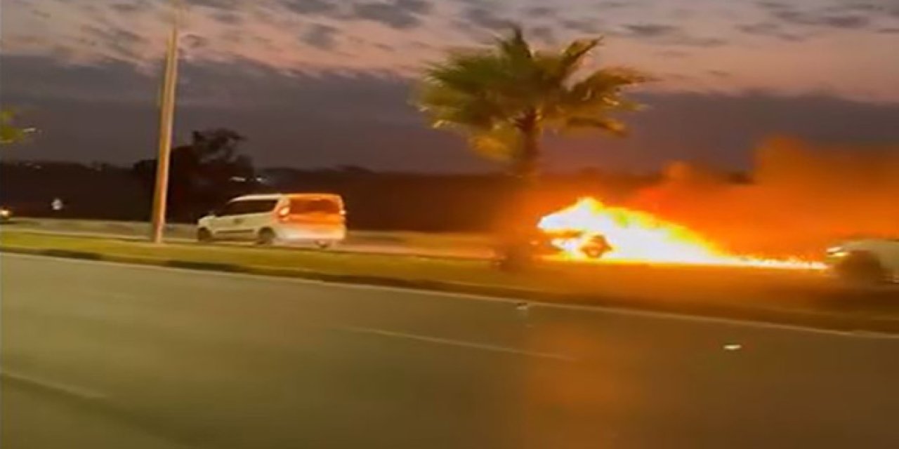 Adana’da Seyir Halindeki Otomobil Alev Topuna Döndü