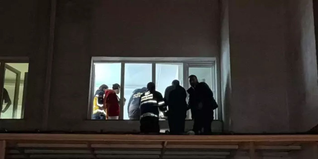 8’inci kattan düşen kadın, yan bina tentesine çakılarak yaralandı