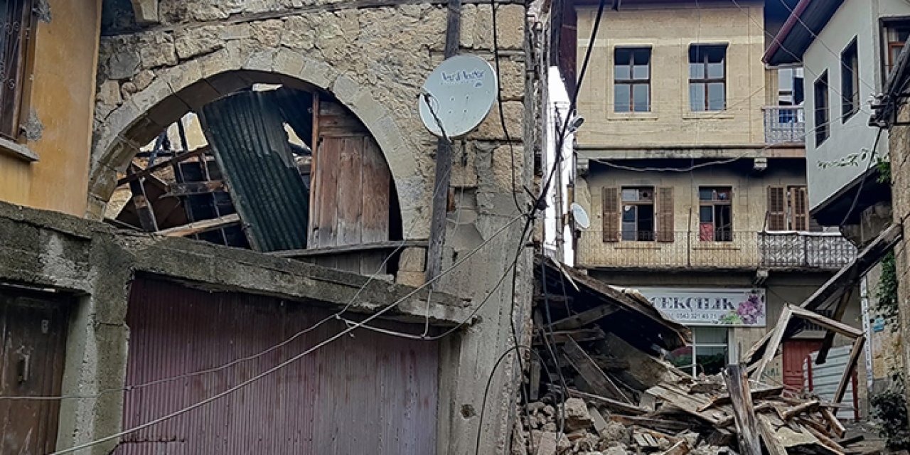 Mersin’de yangın sonrası boşaltılan bina yağmurla çöktü