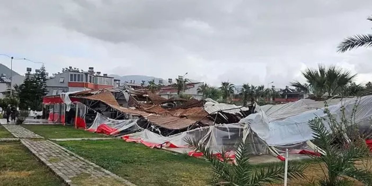 Mersin’de gelen hortum evlere ve seralara büyük zarar verdi