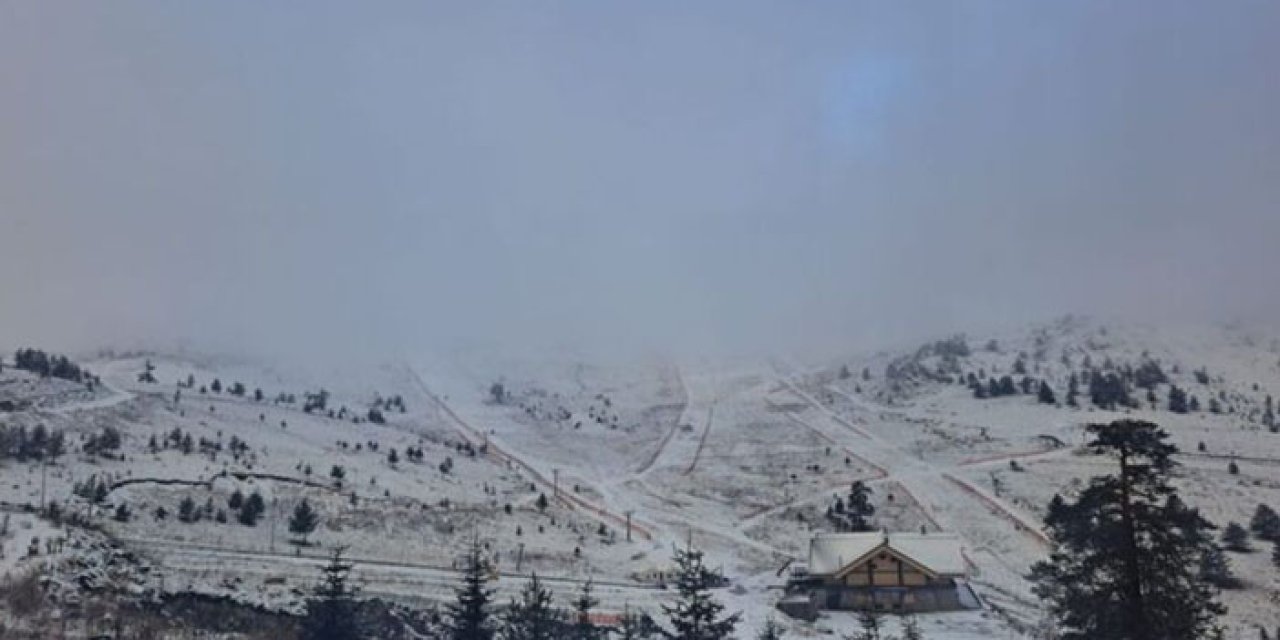 Bolu’nun yükseklerinde sağanak gece yarısı kara döndü