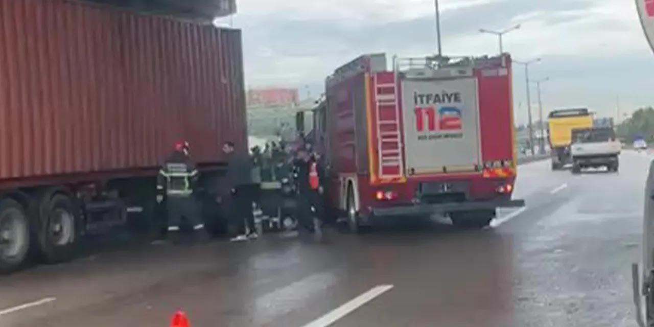 TEM’de feci kaza: Tır şoförü araçtan fırlayarak yaşamını yitirdi