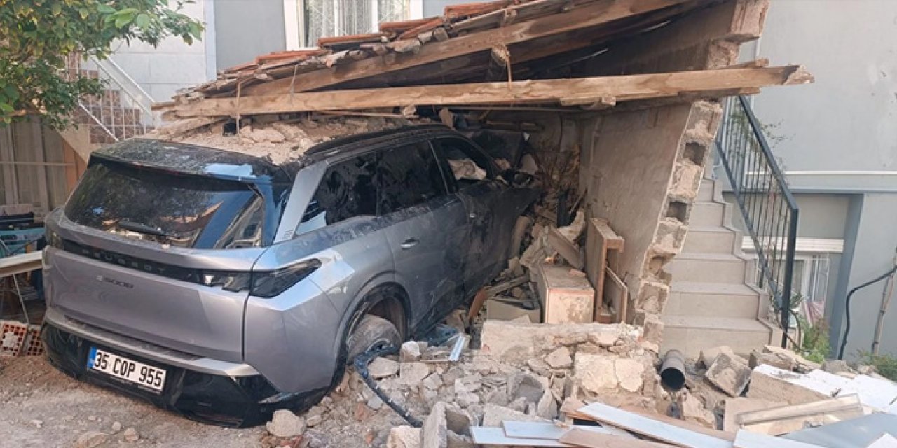 İzmir’de Otomobil Kömürlüğe Daldı: 2 Yaralı