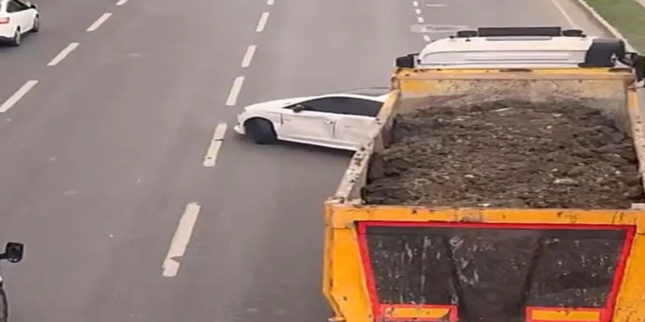 İzmir'de korkutan anlar kamyon otomobili 100 metre sürükledi