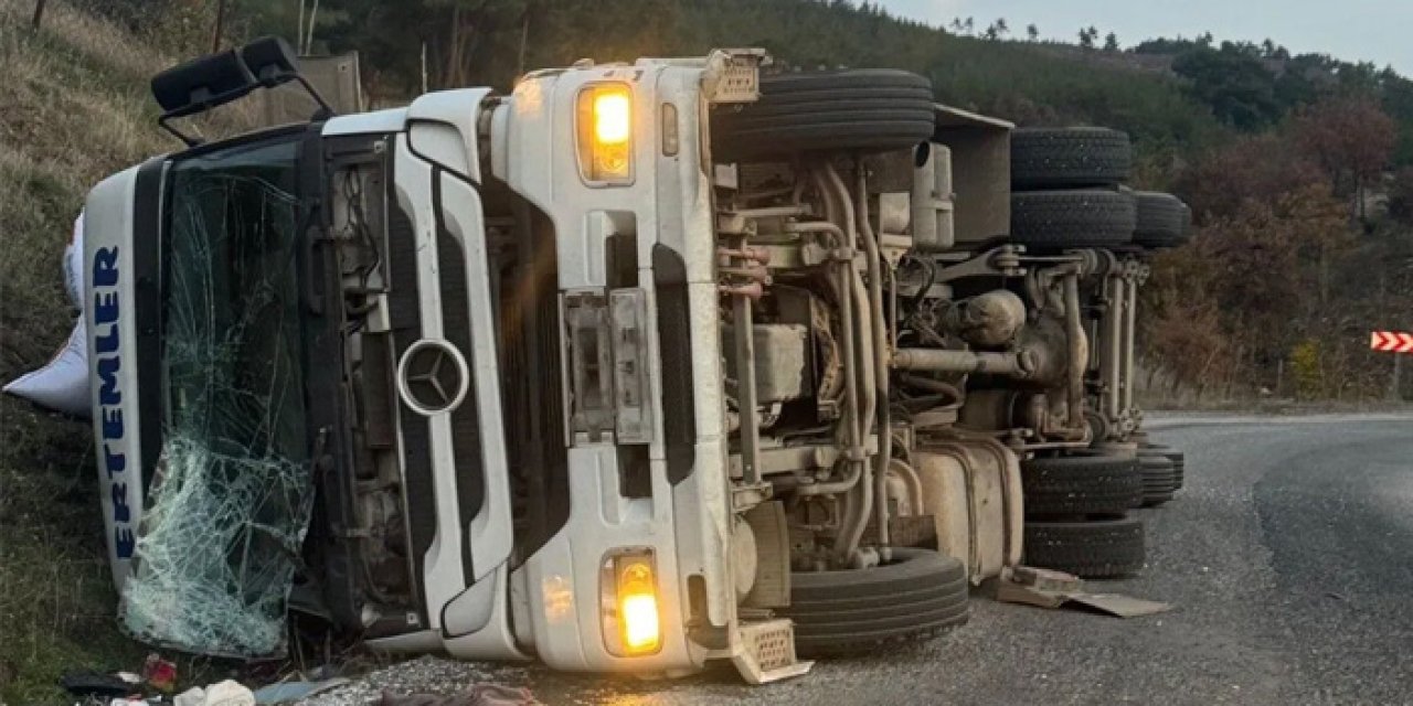 Manisa’da Yem Yüklü Tır Devrildi: Sürücü Yaralı