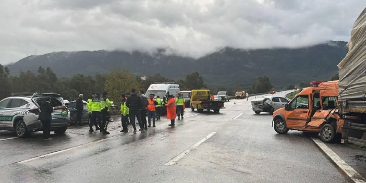İzmir-Aydın Otoyolu’nda zincirleme kaza: 2’si jandarma 4 yaralı
