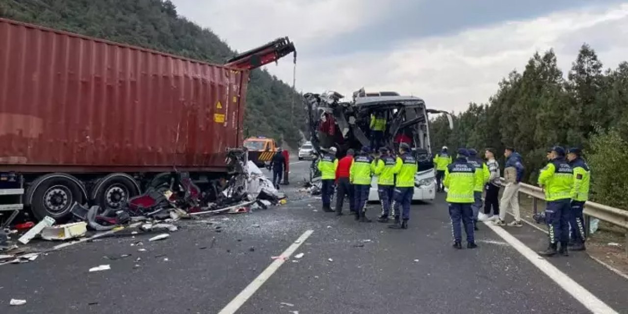 Yolcu otobüsü ile tır çarpıştı: Çok sayıda ölü ve yaralı var