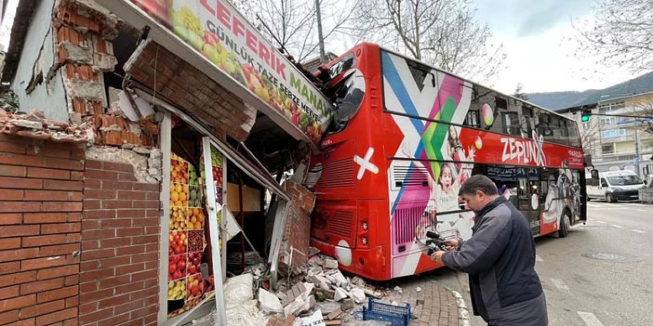 Bursa’da öğrenci otobüsü kontrolden çıktı: Freni boşalan araç manava daldı