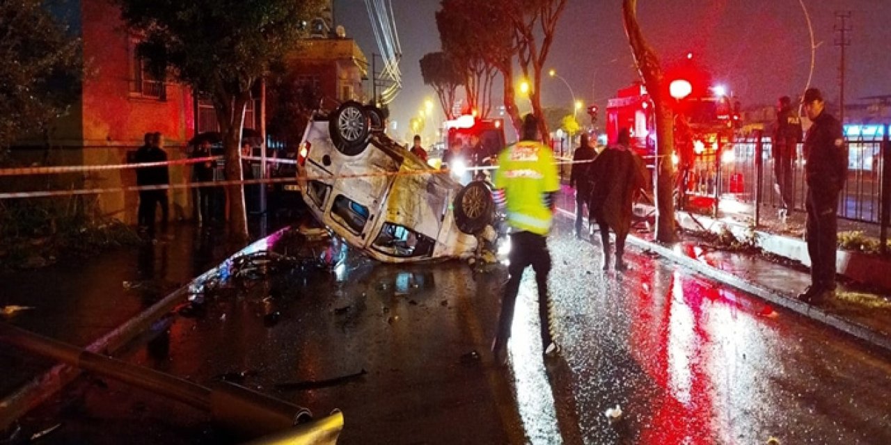 Kontrolden çıkan araç direğe çarpıp devrildi: 2 kişi yaralandı