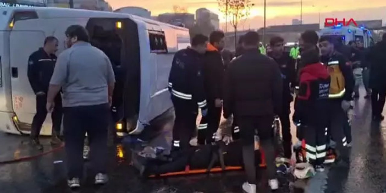 Yağmurda kayan servis minibüsü devrildi!