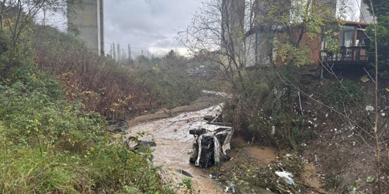 Şiddetli yağış sonrası yol çöktü: Araçlar dereye sürüklendi