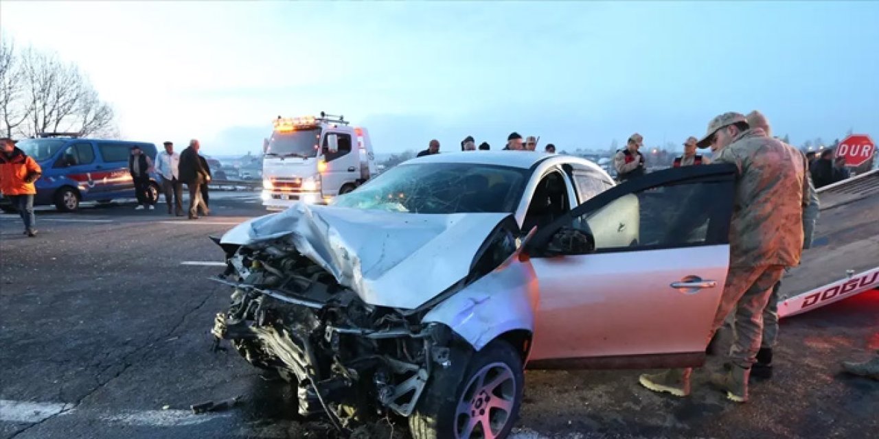 Kars’ta Kavşakta Korkutan Çarpışma: 6 Yaralı