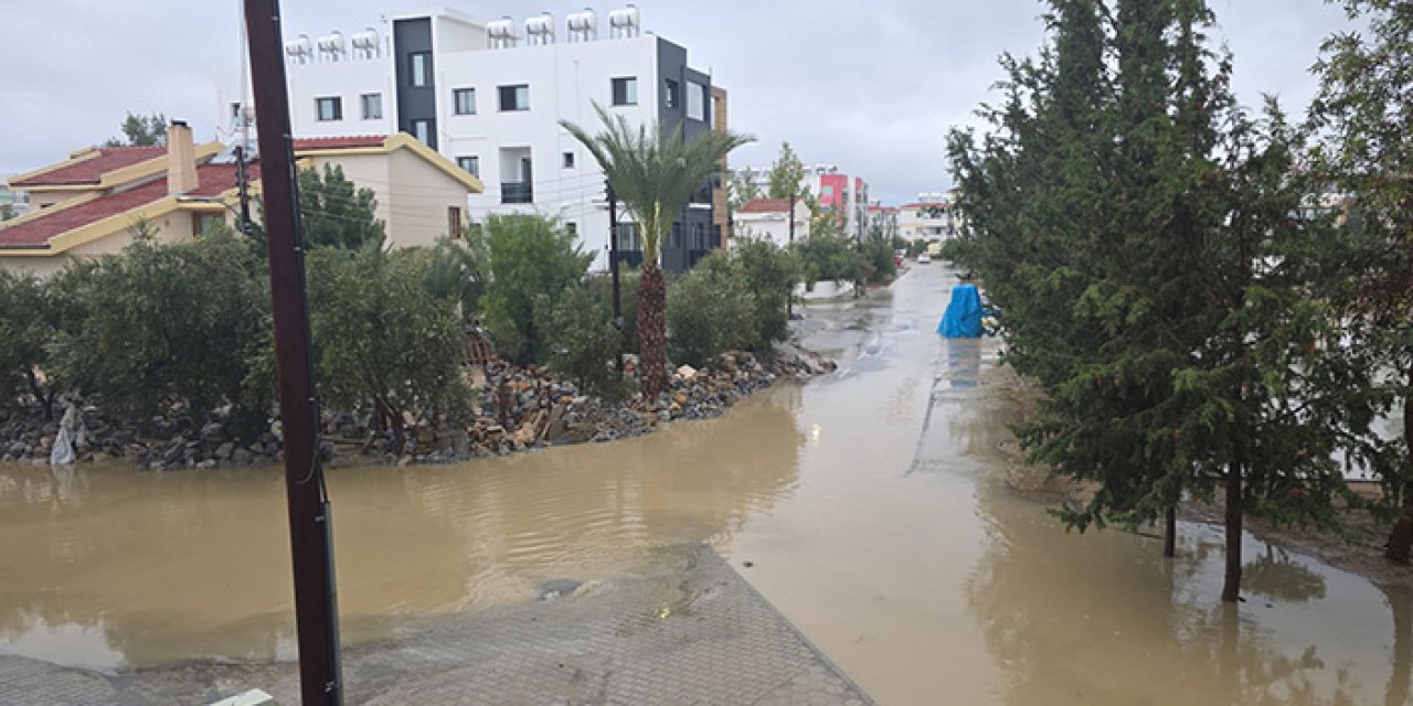 KKTC’de sağanak yağış ulaşımı aksattı
