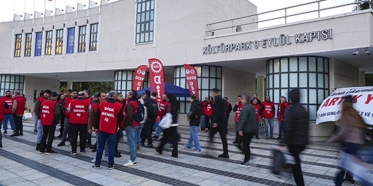 İzmir’de ücretsiz izne çıkarılan işçilerden işbaşı protestosu