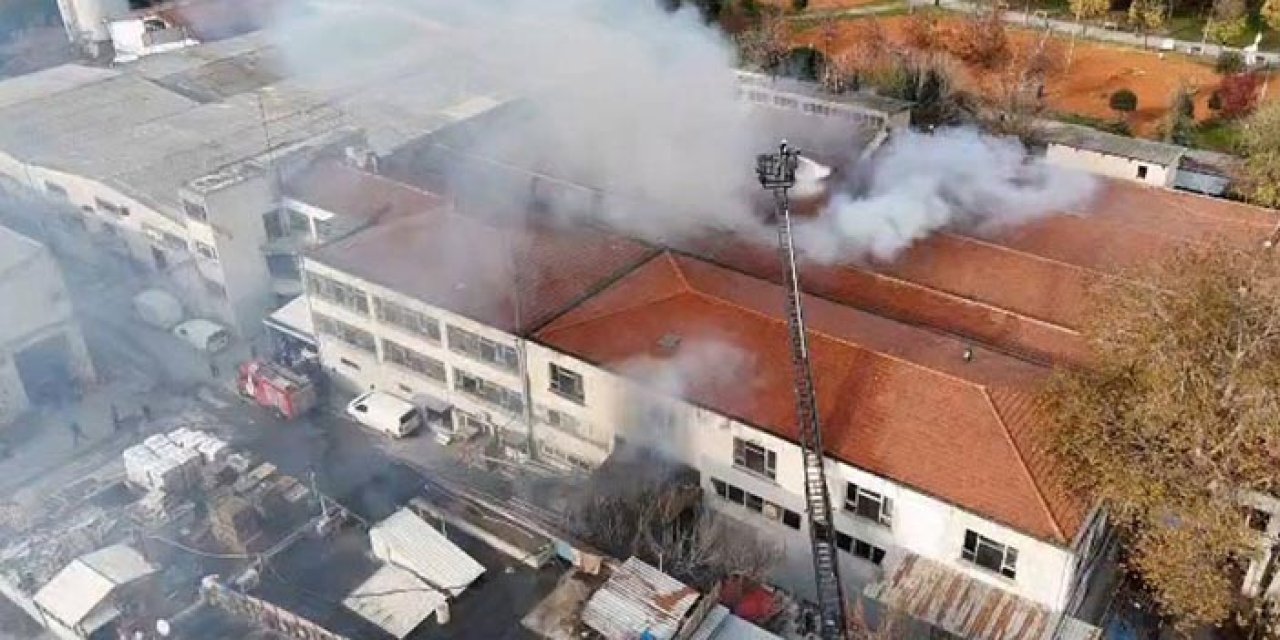 Bakırköy’de tekstil fabrikası alevlere teslim oldu