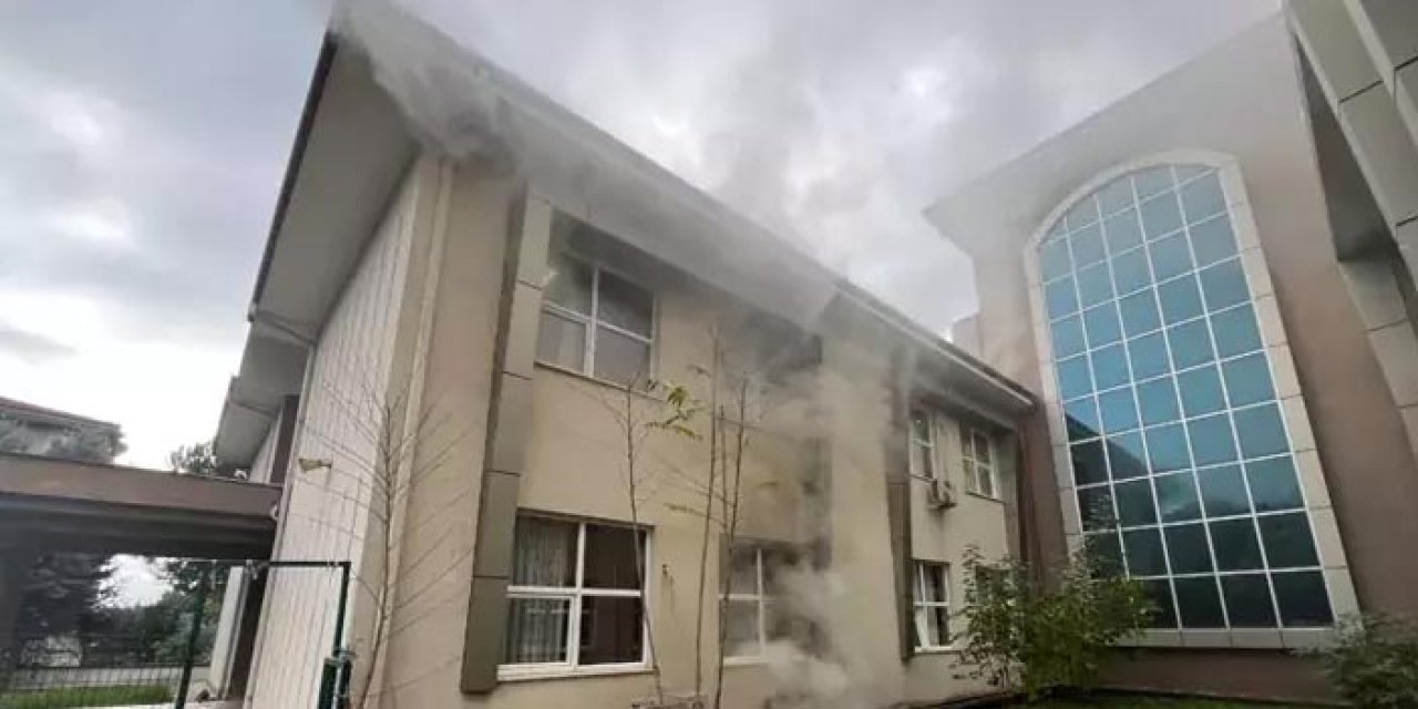 Okulda korkutan anlar: Kağıt deposu alev aldı, öğrenciler dışarı çıkarıldı