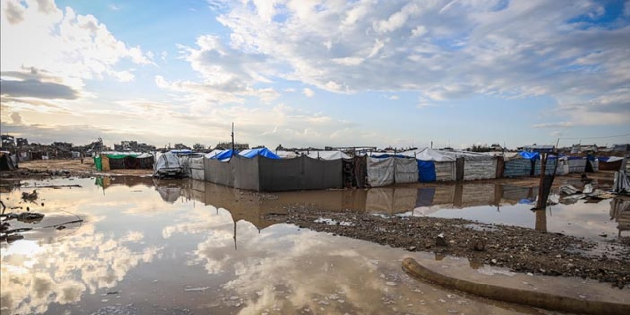 Gazze’de çile bitmiyor: Çadır kentler sular altında kaldı