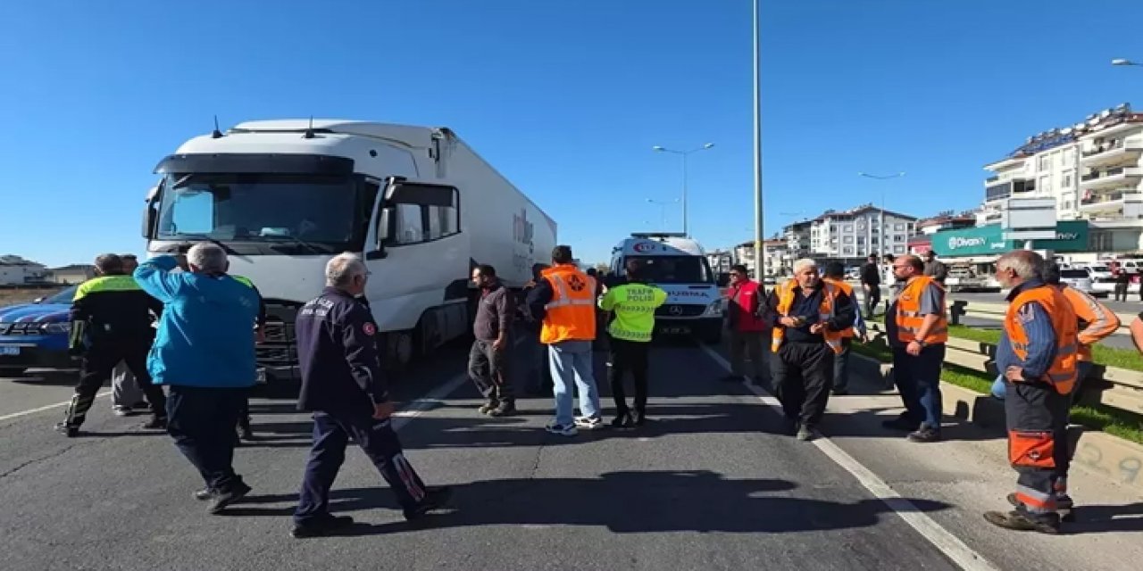 Antalya'da tırın çarptığı Karayolları işçisi öldü