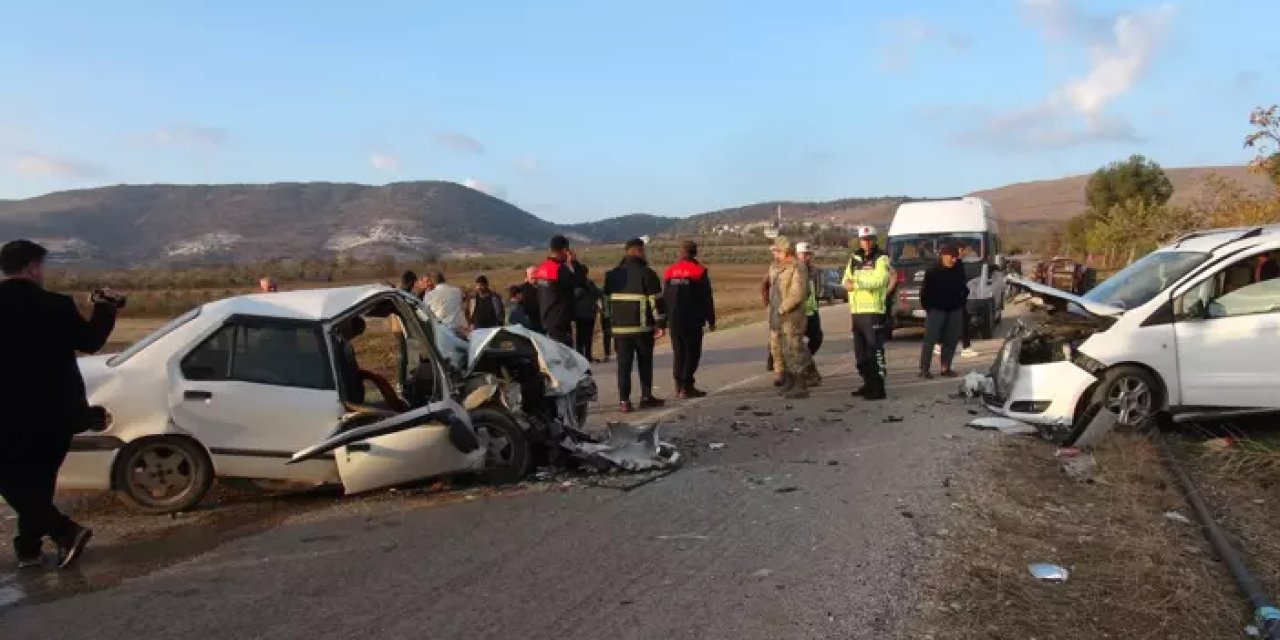 Kilis’te hafif ticari araç ile otomobil çarpıştı: 3 yaralı