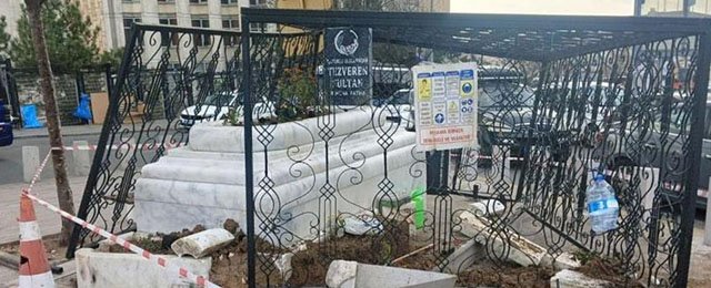 Talatpaşa Bulvarı’nda kontrolden çıkan araç türbeye çarptı