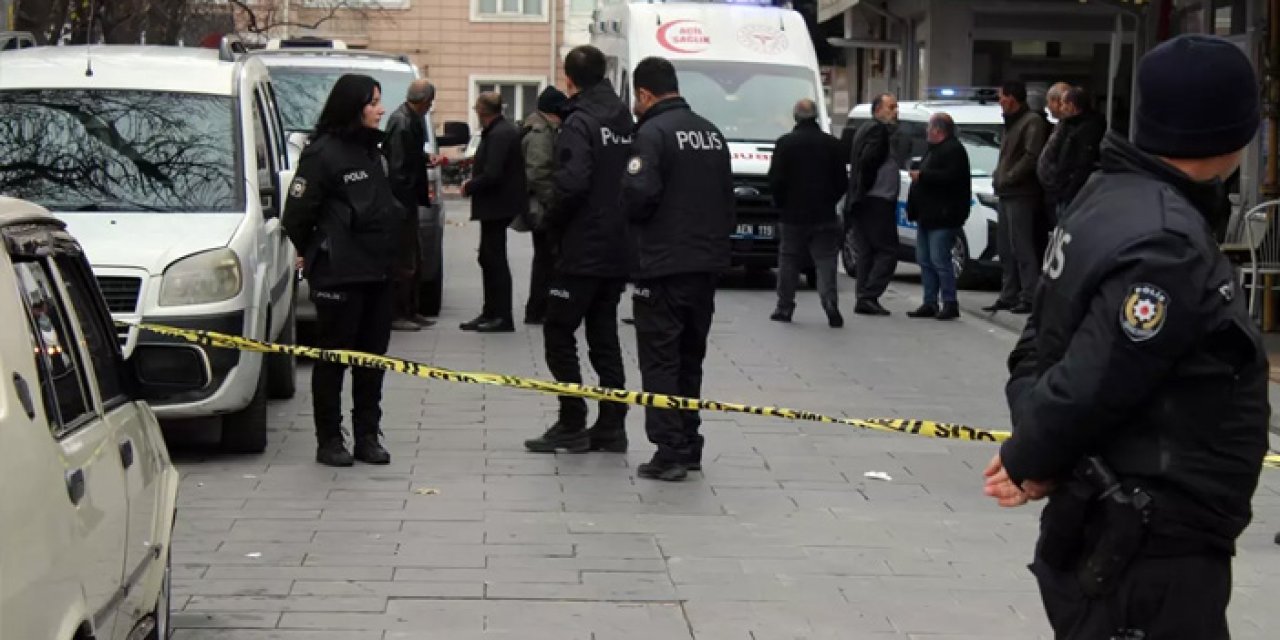 Kayseri’de Yoldan Geçenlere Bıçakla Saldırdı: 1’i Ağır 3 Yaralı