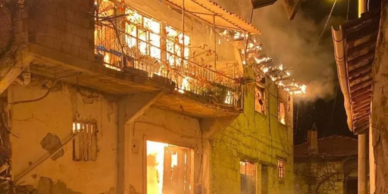 Manisa'da gece yarısı çıkan yangın 5 eve yayıldı: 1 ölü, 2 yaralı