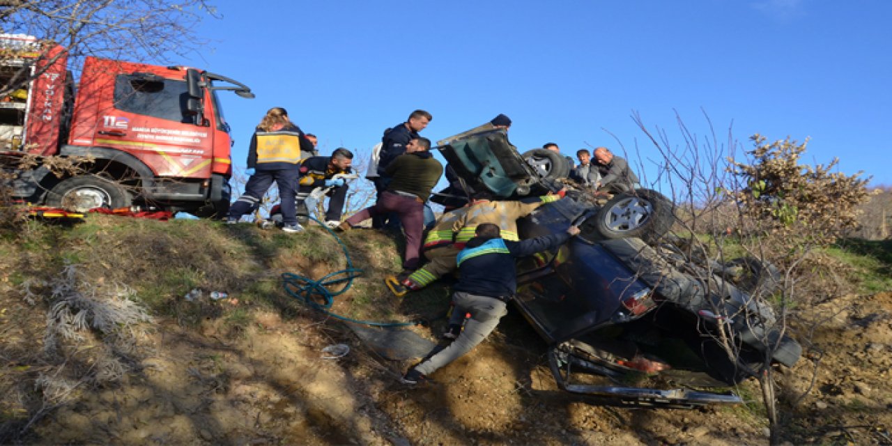 Manisa'da otomobil şarampole devrildi
